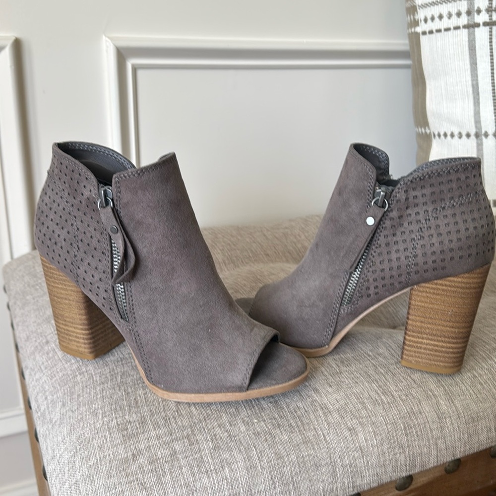 NWOT, Universal Thread open toed/heel closed pumps.  Zippers on both sides!